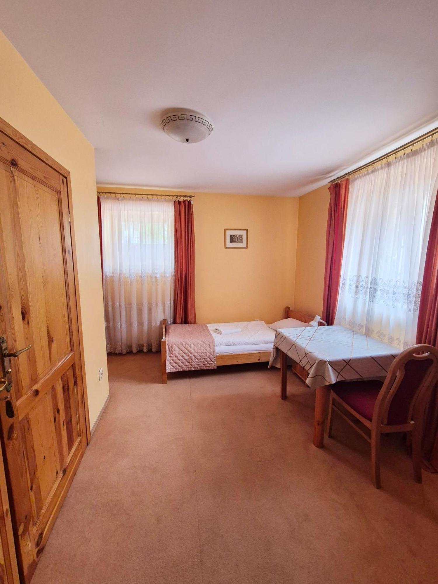 Palacyk Budget Legnica Exteriör bild