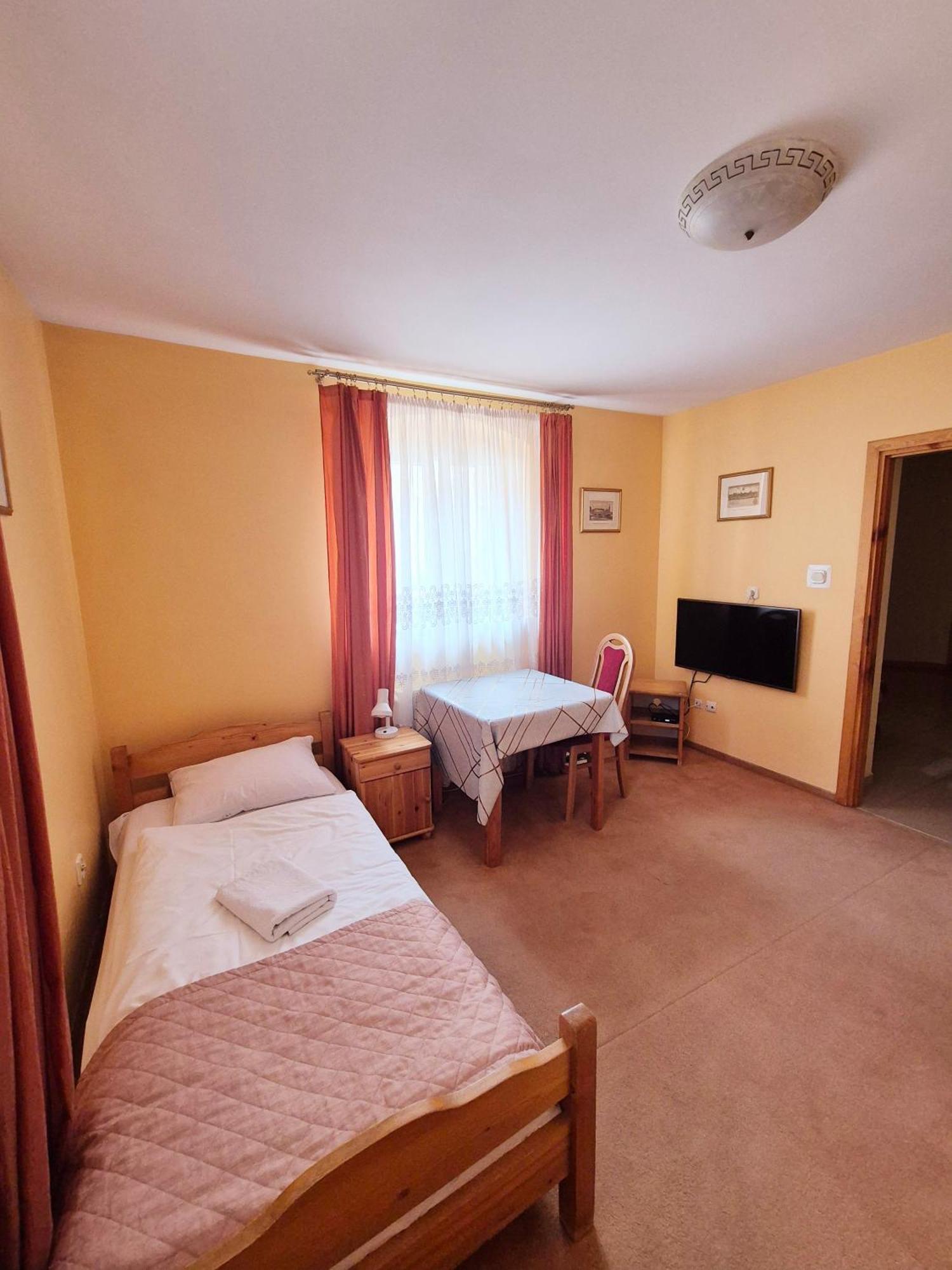 Palacyk Budget Legnica Exteriör bild
